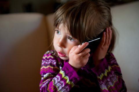 Parents Advised to Rethink Cellphone Use for Children