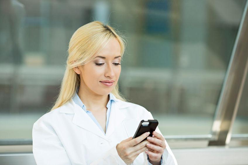 Why do many scientists around the world believe mobile phone use increases cancer risk?